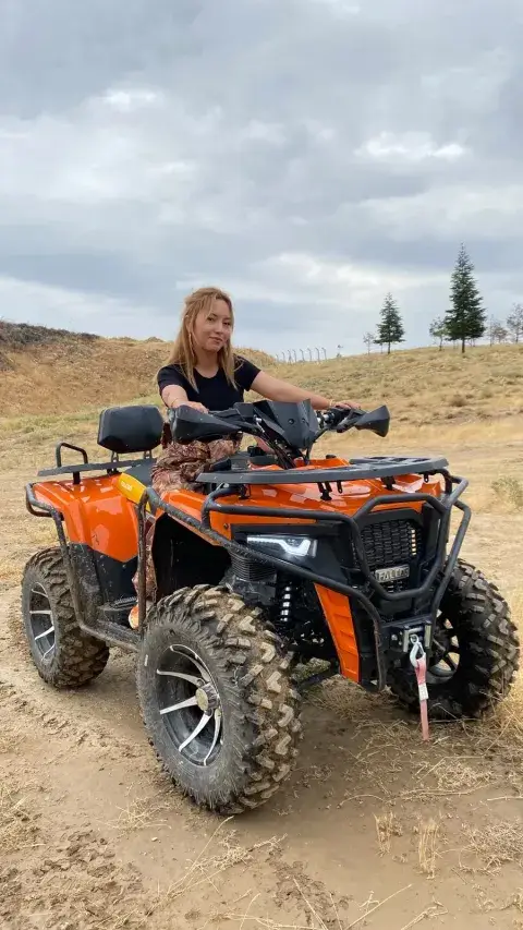 Turuncu ATV ile off-road