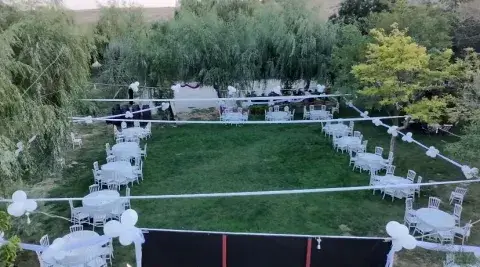 Beyaz sandalyeli özel gün kurulumu