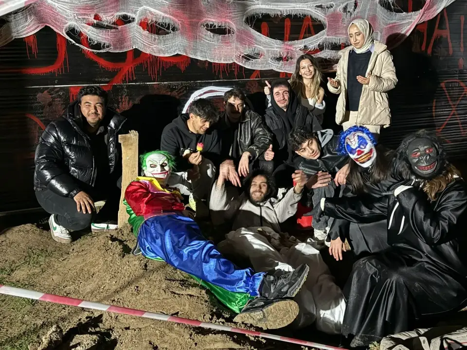 Korku köyünde kostümlü karakterlerle grup