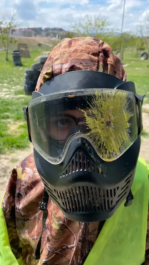 Paintball maskesi takmış oyuncu